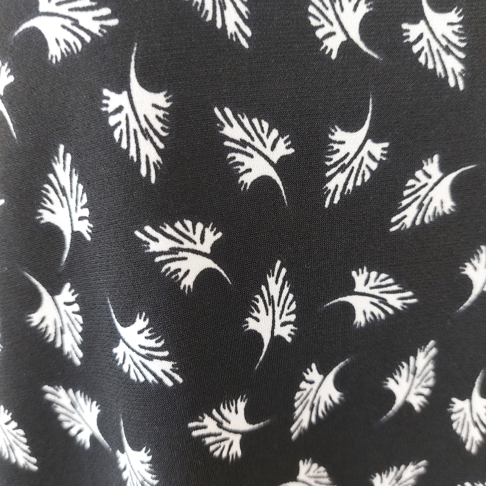 Kim&Co Leaf Print Black White 3/4 Sleeve Top Size XL Flowy Flattering - Picture 3 of 8